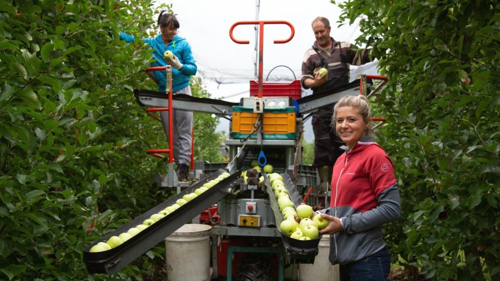 Apfelbäuerin Judith Mathà mit Familie