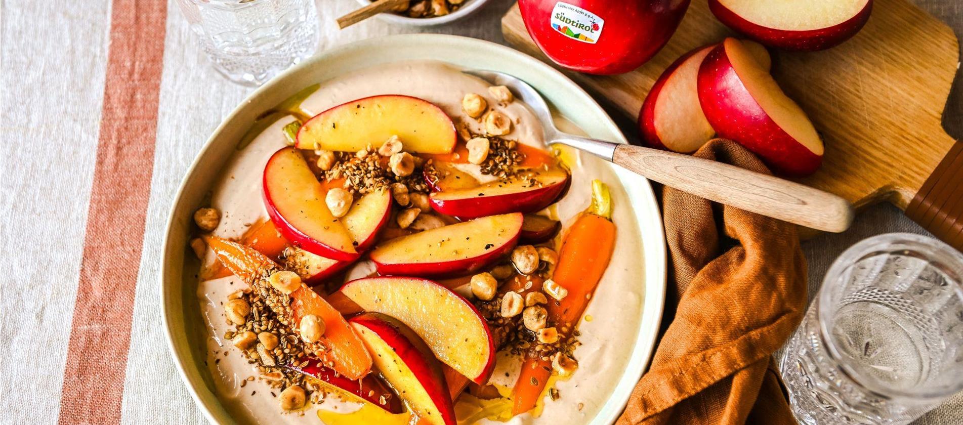 Gerösteter Südtiroler Apfel mit Möhren, Gewürzcrumble und Miso-Joghurt