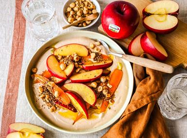 geroesteter-red-delicious-mit-moehren-und-gewuerzcrumble-dazu-cremiger-miso-joghurt-6