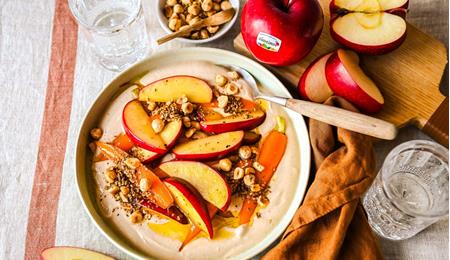 Gerösteter Südtiroler Apfel mit Möhren, Gewürzcrumble und Miso-Joghurt
