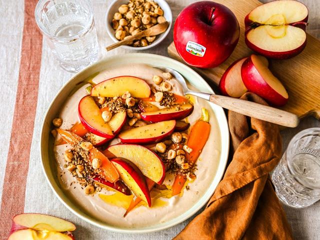 Gerösteter Südtiroler Apfel mit Möhren, Gewürzcrumble und Miso-Joghurt