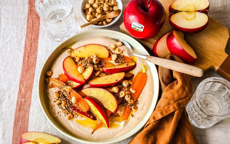 Gerösteter Südtiroler Apfel mit Möhren, Gewürzcrumble und Miso-Joghurt