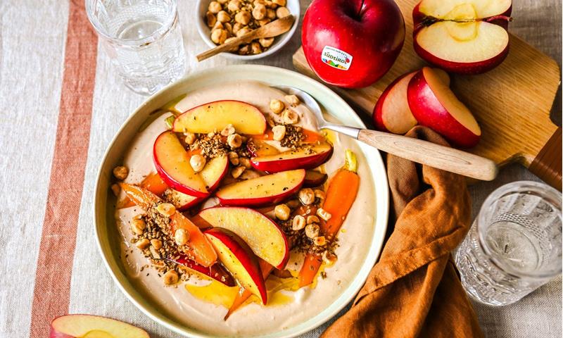 Gerösteter Südtiroler Apfel mit Möhren, Gewürzcrumble und Miso-Joghurt