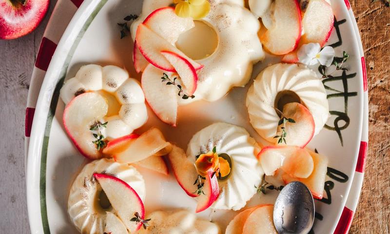 Vanille Panna Cotta mit glasierten Apfelscheiben