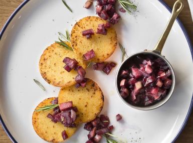 Käse-Polenta-Taler mit Apfelchutney