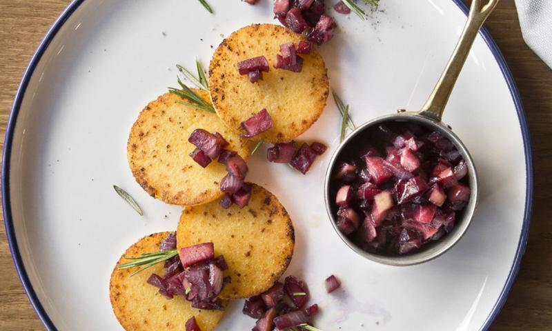 Käse-Polenta-Taler mit Apfelchutney