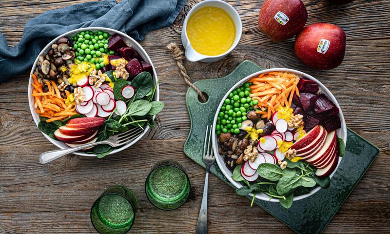 Vegane Bowl mit Südtiroler Apfel, Rote Bete und Kurkuma-Dressing