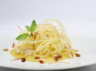 Apfelspaghetti auf Honig-Apfel-Mousse