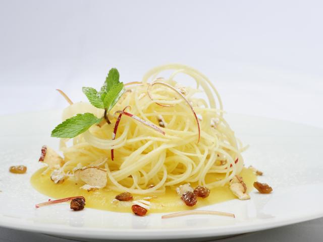 Apfelspaghetti auf Honig-Apfel-Mousse