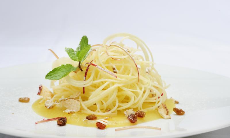 Apfelspaghetti auf Honig-Apfel-Mousse