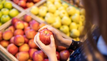 Frau mit Apfel in der Hand