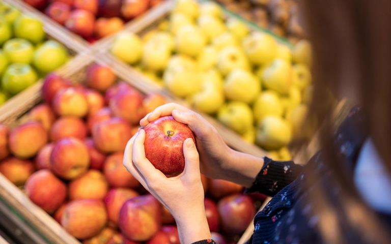 Frau mit Apfel in der Hand