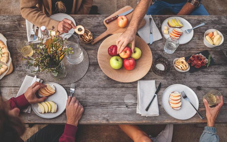 Tisch mit Apfelprodukten