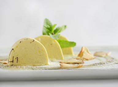 Vanilleparfait mit Apfel-Karamell-Sauce