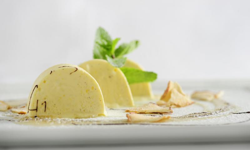 Vanilleparfait mit Apfel-Karamell-Sauce