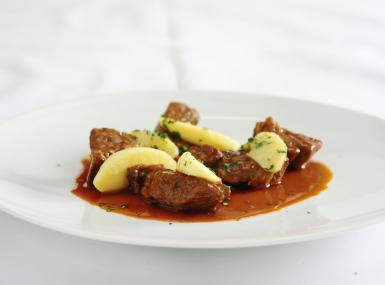 Bierfleisch mit Apfelspalten Rezept