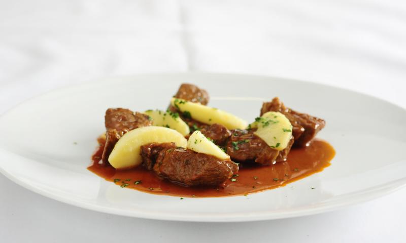 Bierfleisch mit Apfelspalten Rezept