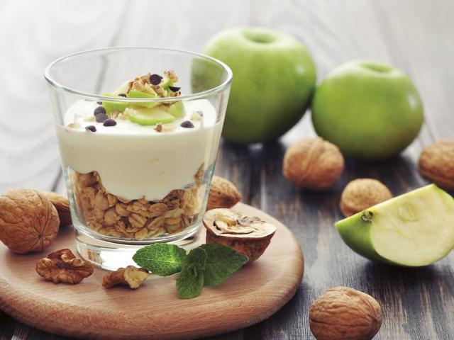 Joghurt mit Müsli und Apfelmus Rezept