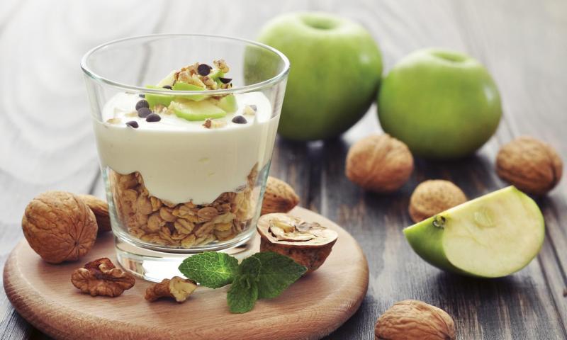 Joghurt mit Müsli und Apfelmus Rezept