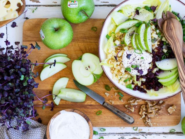 Salat mit Käse und Apfel