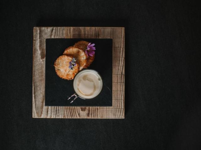 Sellerie-Cappuccino mit gebackenem Apfel-Topfen-Raviolo